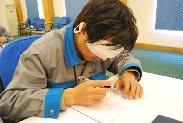 室內拓展訓練項目【蒙眼作畫】