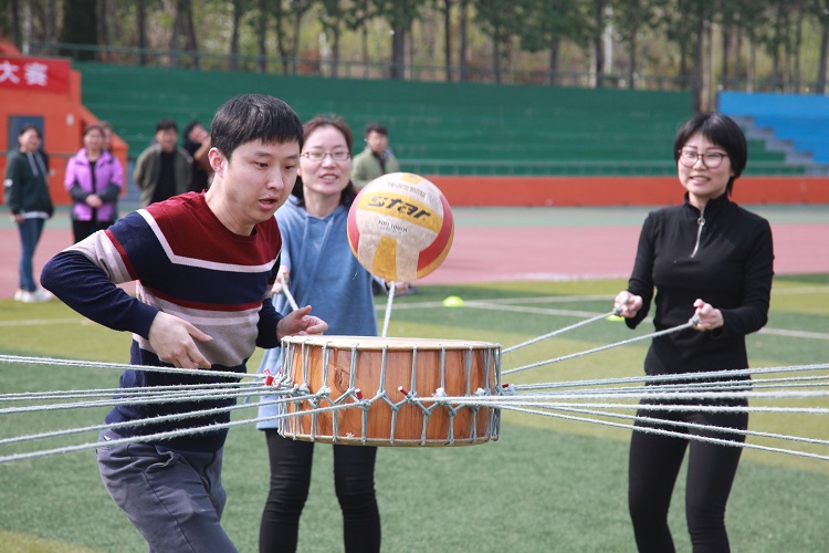 拓展訓練團隊游戲【擊鼓顛球】 拓展訓練團隊游戲【擊鼓顛球】